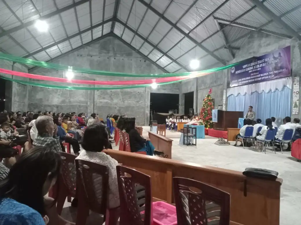 Kehangatan Natal Menyatu di GMIM Yerusalem Baru Kapataran, Sinergi Polsek Lembean Timur Hadir Menjaga Sukacita Ibadah
